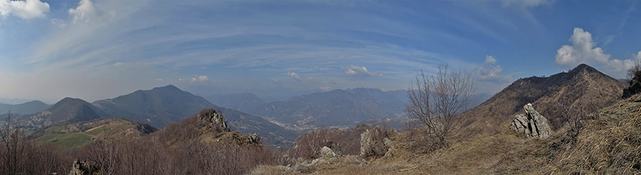 Vista panoramiva dal Monte di Zogno verso Filaressa e Costone saliti ad anello da Poscante
